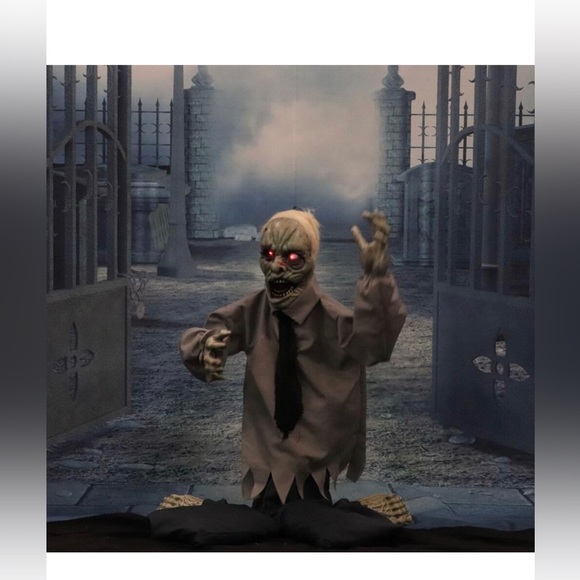 Haunted Hill Farm William The Animated Tattered Zombie Man Animatronic - Picture 4 of 6